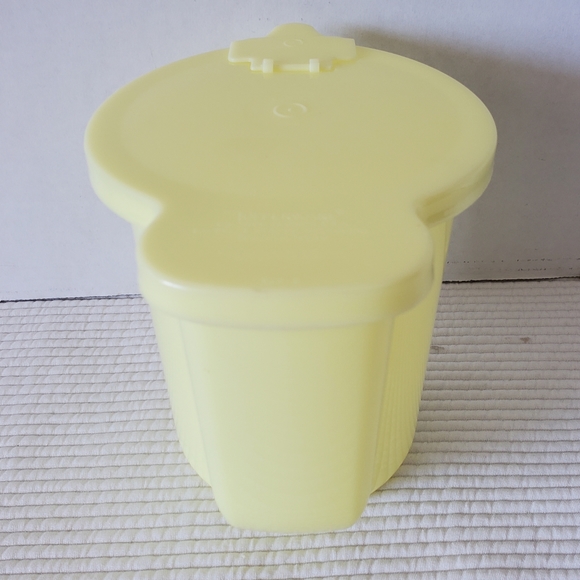 Tupperware Yellow Milk Pitcher Vintage Plastic 40 oz. Large 131-2 5.5" Flip Top - Picture 4 of 9